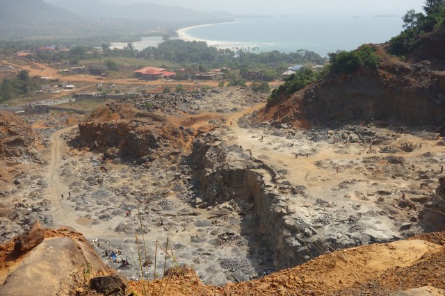 P4 Digging the moutain for stones, quarry in Number Two River, 2018